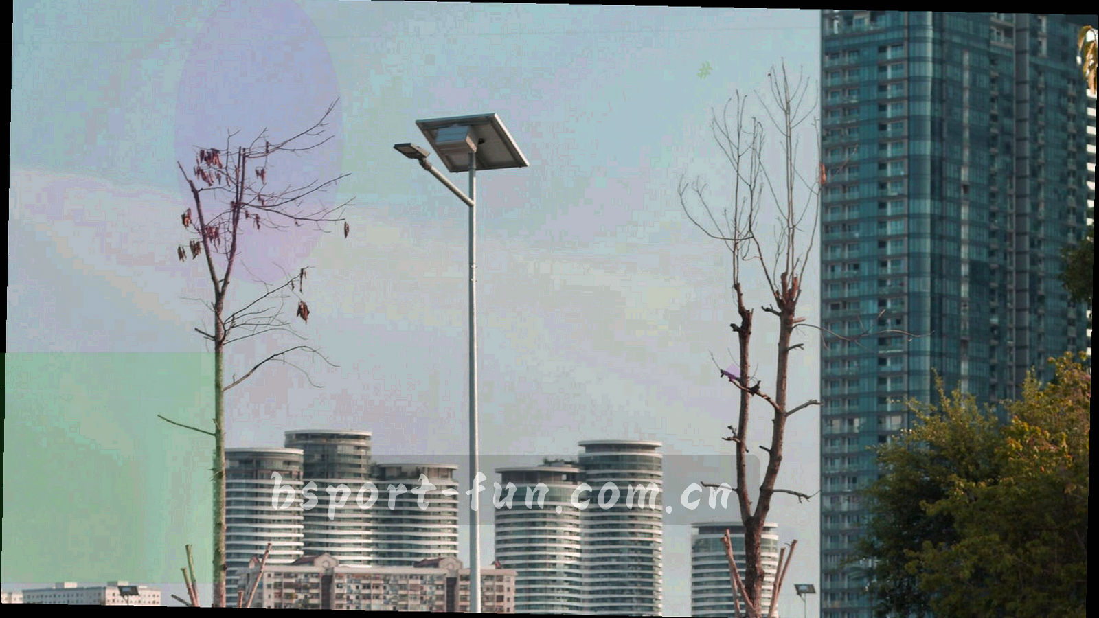 深空蓝数据舱背景上叠着运动剪影与流光轨迹的抽象图形